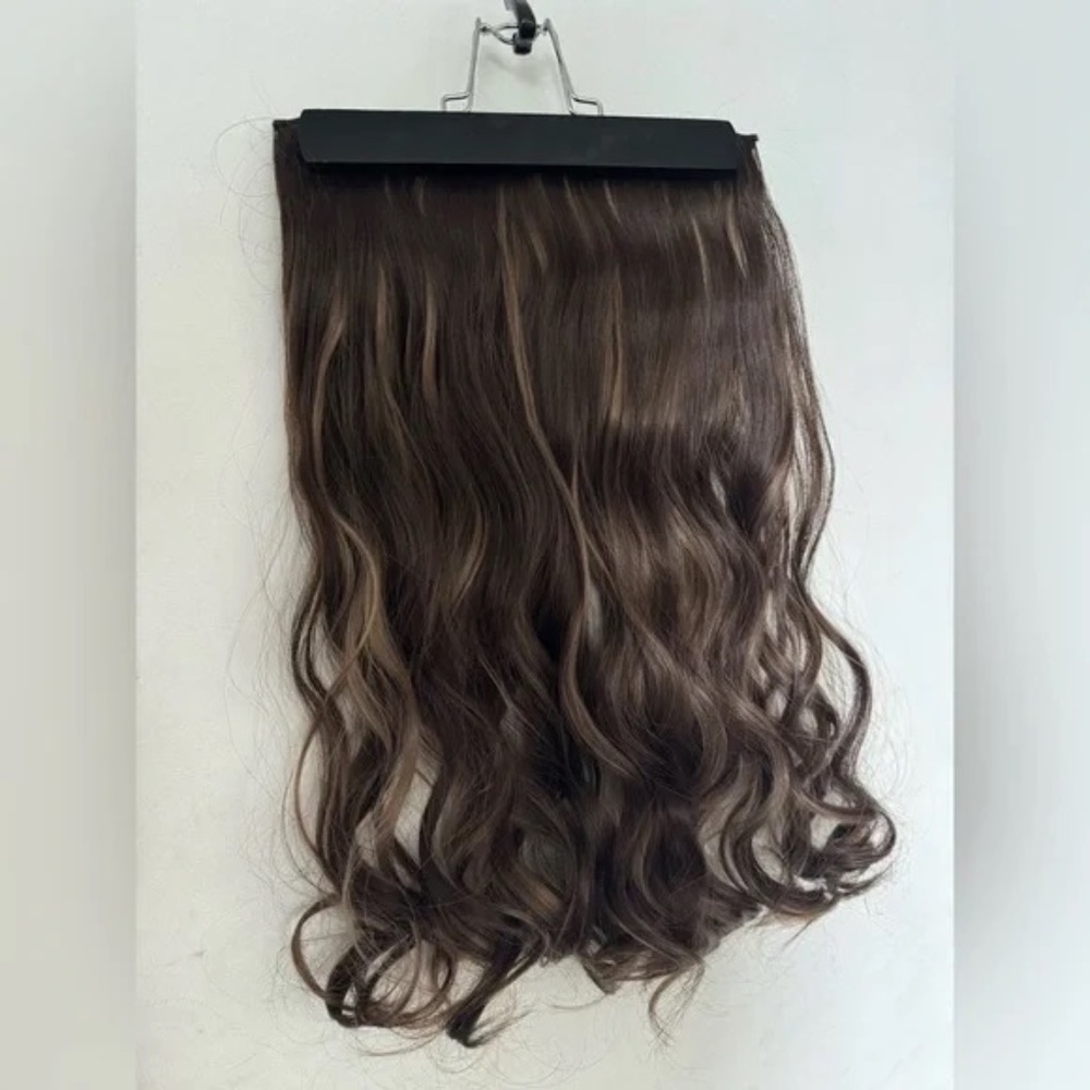 One piece Clip in Wavy Clip in hair extensions - Dark brown with Caramel Blonde - Picture 4 of 10